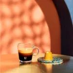 Кружка с кофе и капсула