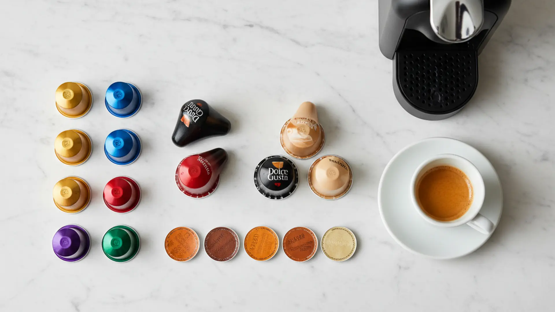 Капсульный кофе — капсулы Tassimo, Dolce Gusto и Nespresso рядом с кофемашиной