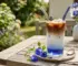 Слоёный синий butterfly pea латте со льдом и цветами